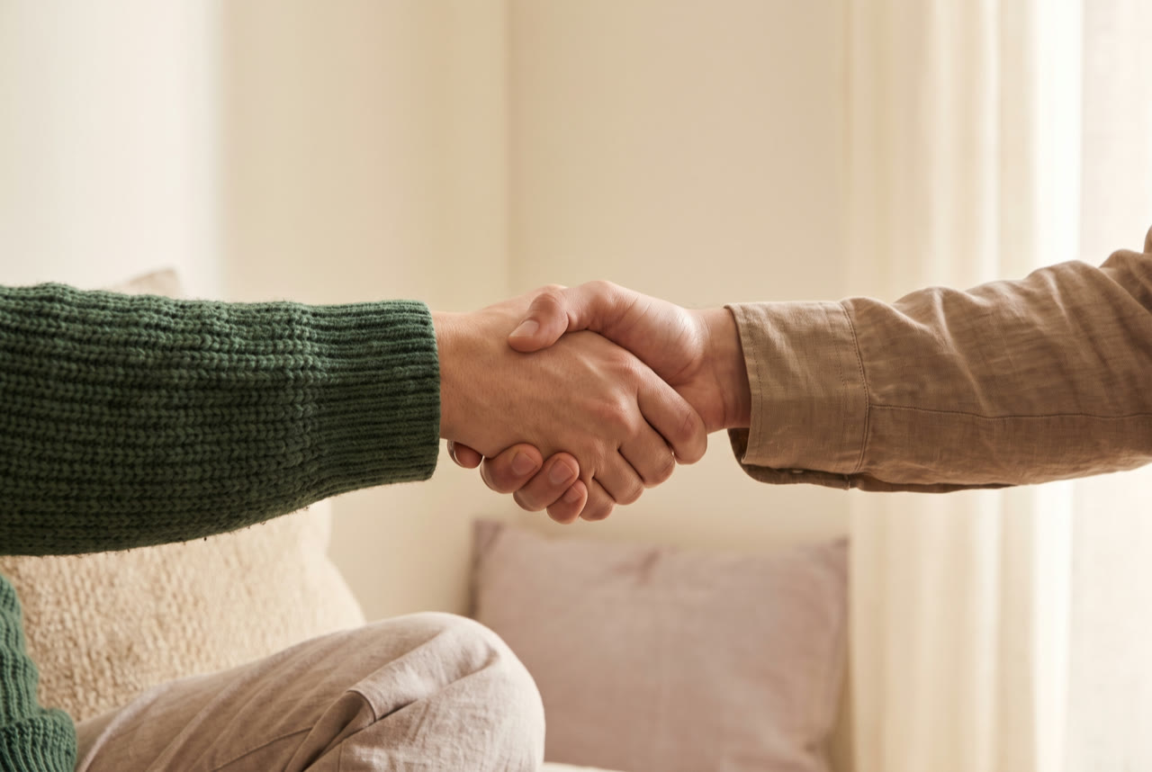 Poignée de main entre un conseiller TheDriveHouse et un client
