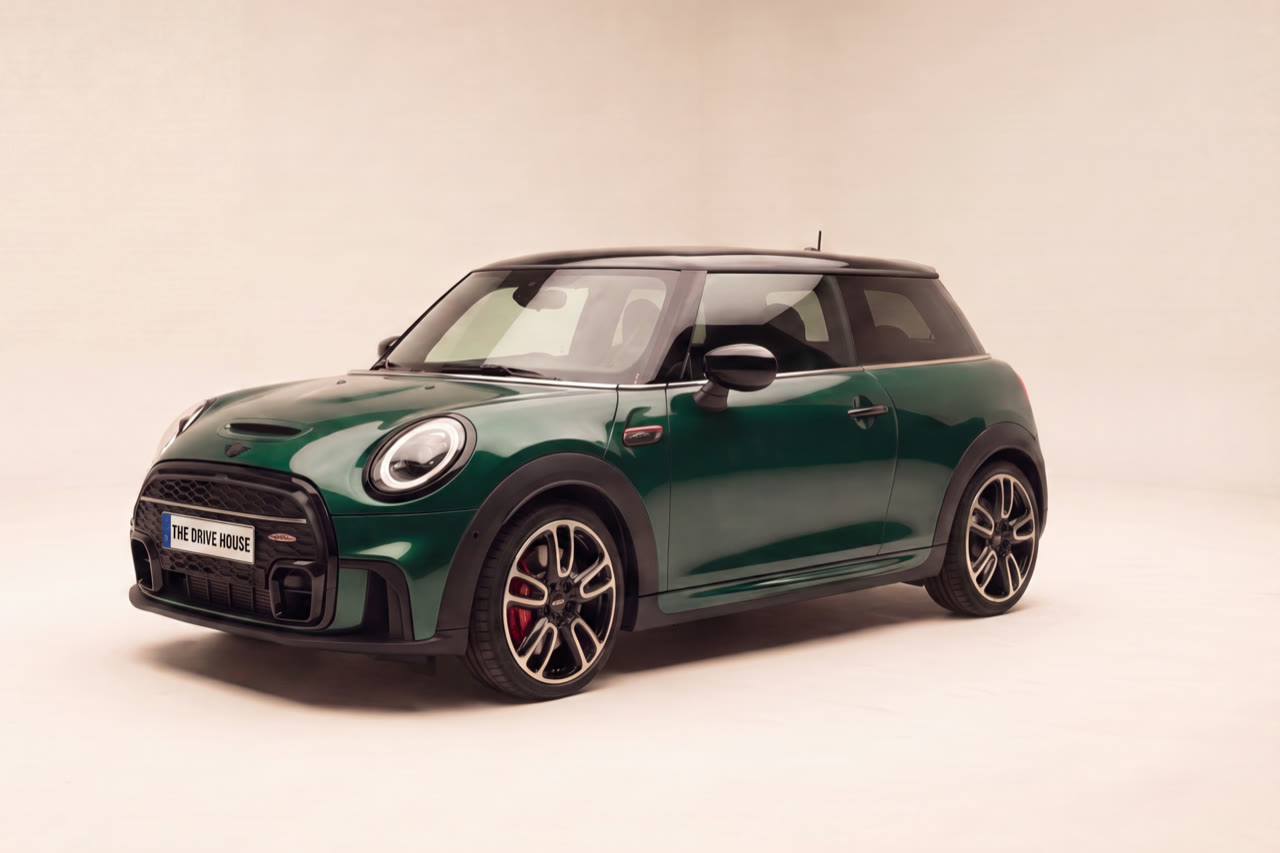 Mini John Cooper Works verte photographiée en studio